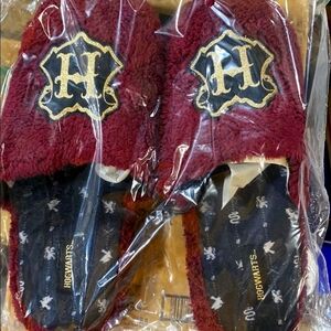 Bioworld Harry Potter Hogwarts Crest Unisex Bedroom Slippers Maroon LG/XL NEW